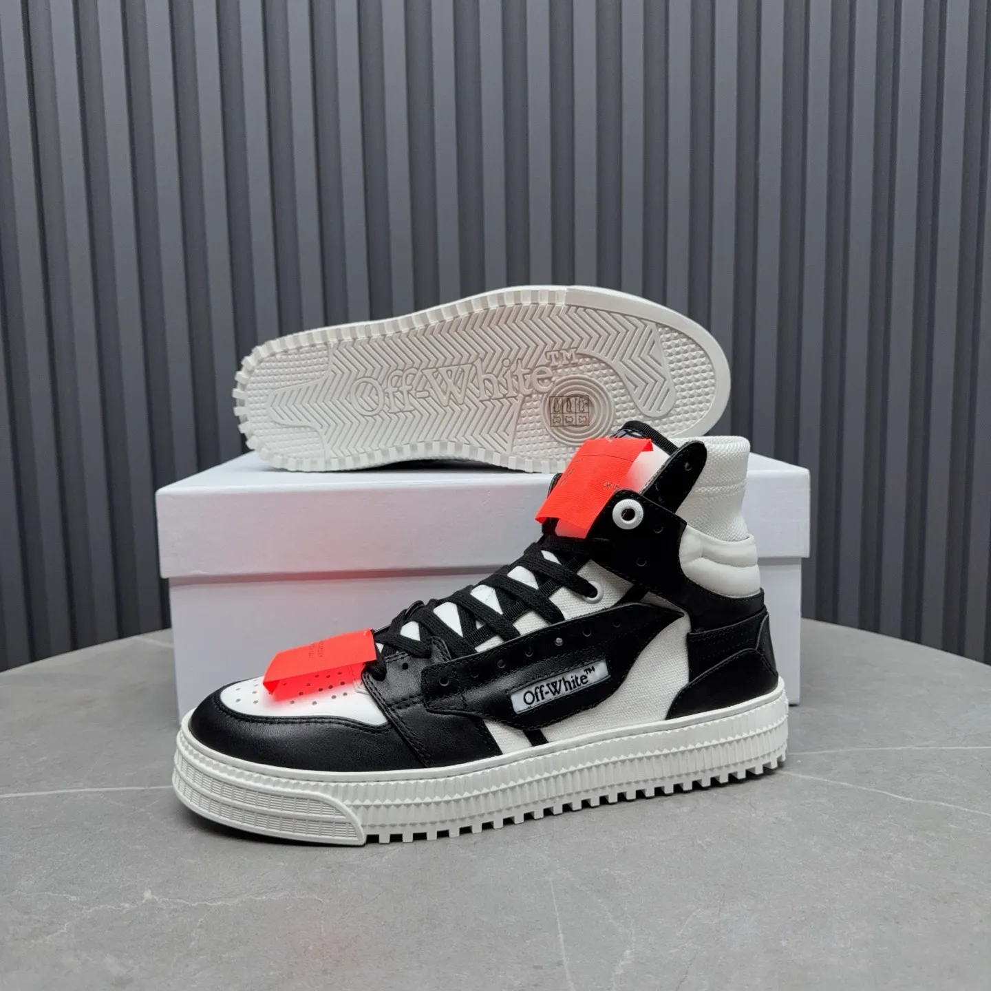 Men's shoes💰740 OFF WHITE ⚡️Couple style⚡️The latest spring style street casual shoes, released with the highest quality version on the market👊Series original mold opening, original lasting, production technology 1:1 original version➰🔜The best choice for more and more celebrities and Internet celebrities🔸In the classics Changes in the code🔸Innovate in the trend🔸Strive to break away from the shackles of bad street design🔝Although he is not the originator of fashion design, he is definitely a shining dark horse in avant-garde design🐴🆙Do not follow the trend🔅Not universal beauty🔅 Fabric💯First-layer cowhide Lining💯Imported skin-friendly and environmentally friendly polyester mesh Foot pads💯Original molded high-elastic environmentally friendly molding pads Midsole💯Made with original last-last technology Outsole💯Rubber outsole Packaging💯Official website synchronizes full set of packaging (brand wrapping paper, brand certificate, brand cloth bag) Code numbers 35-44, 45 46 Customized